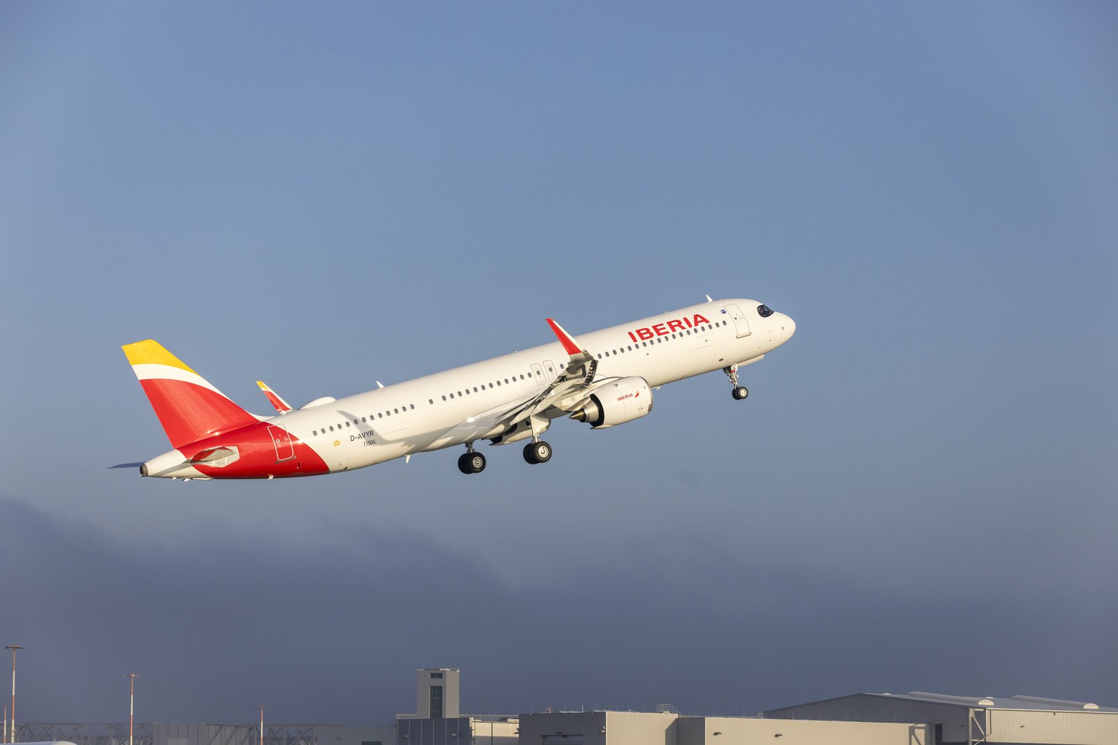 Airbus A321XLR de Iberia despegando bajo la lluvia