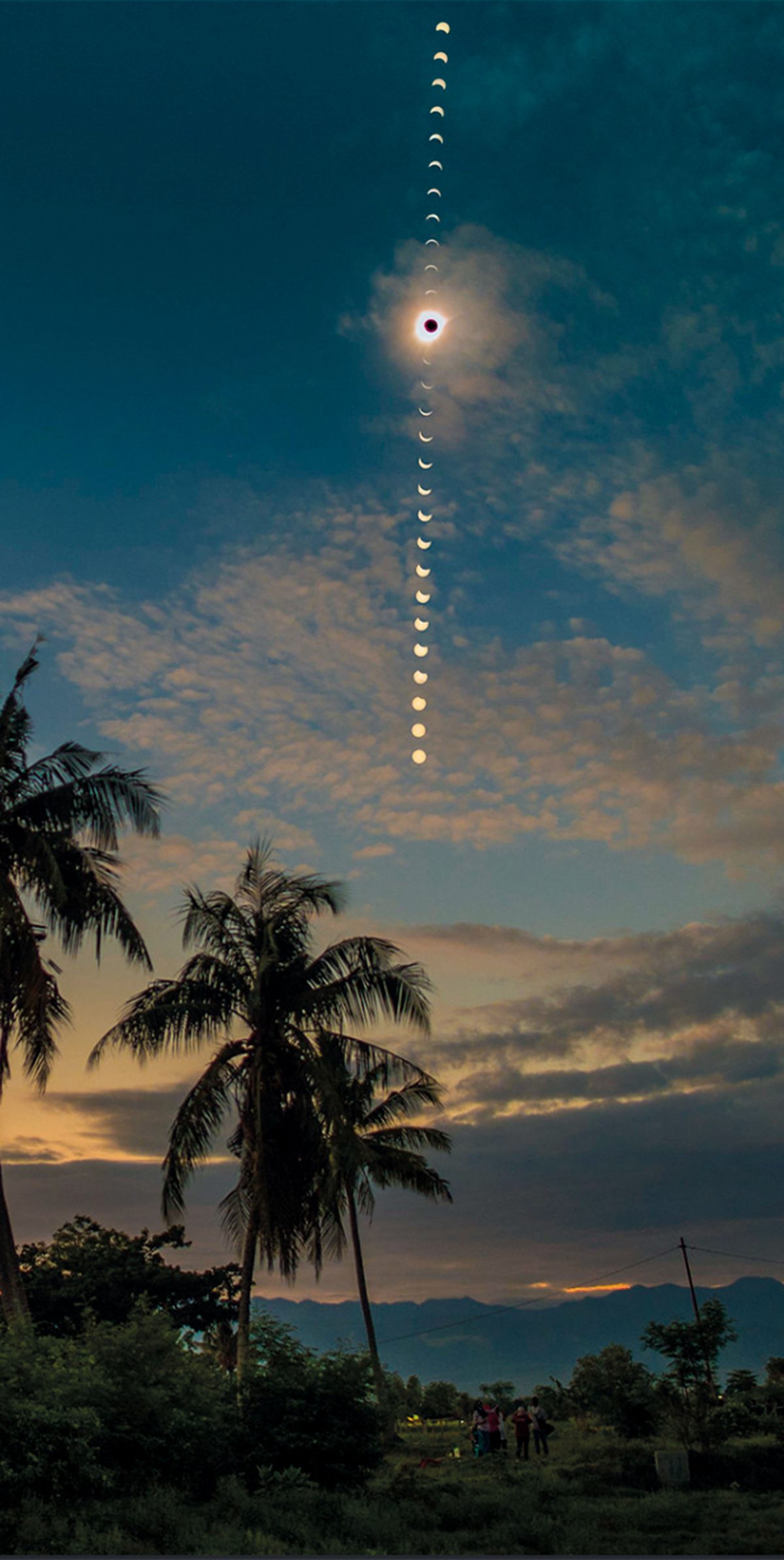 Secuencia completa de un eclipse total sobre palmeras