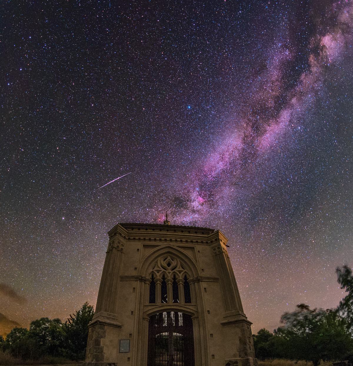Meteoro de las Perseidas y Vía Láctea sobre una ermita