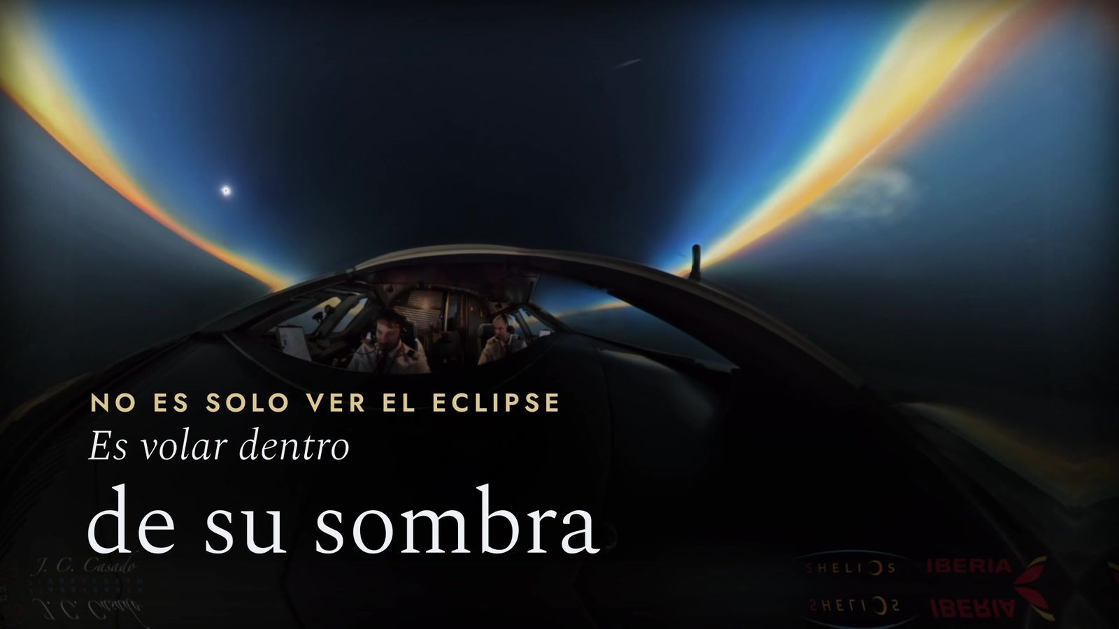 Fotograma del aftermovie: la cabina de pilotos del vuelo IB1473 durante la totalidad