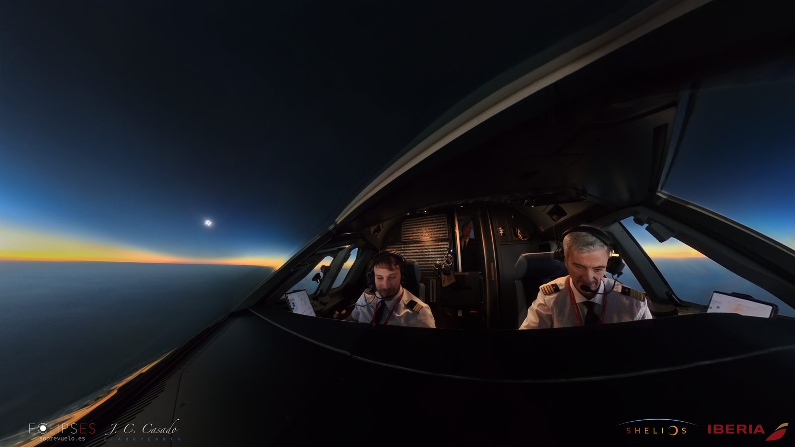 Panorámica de 360° de la cabina de pilotos con el Sol eclipsado sobre la banda crepuscular del horizonte