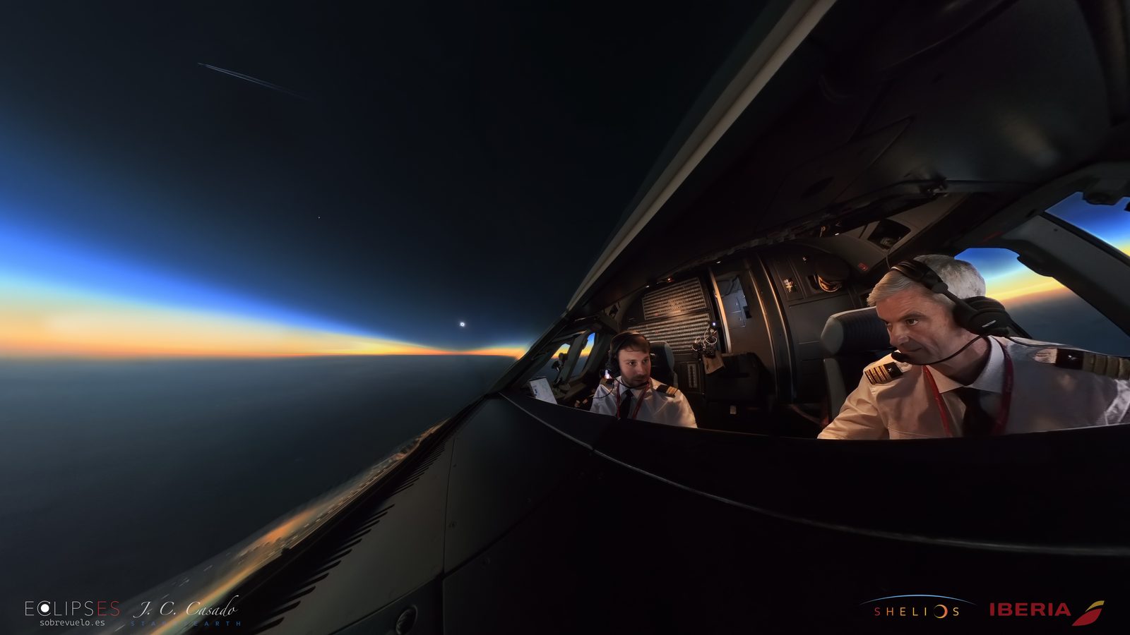 Los dos pilotos en la cabina durante la totalidad, con el horizonte anaranjado alrededor