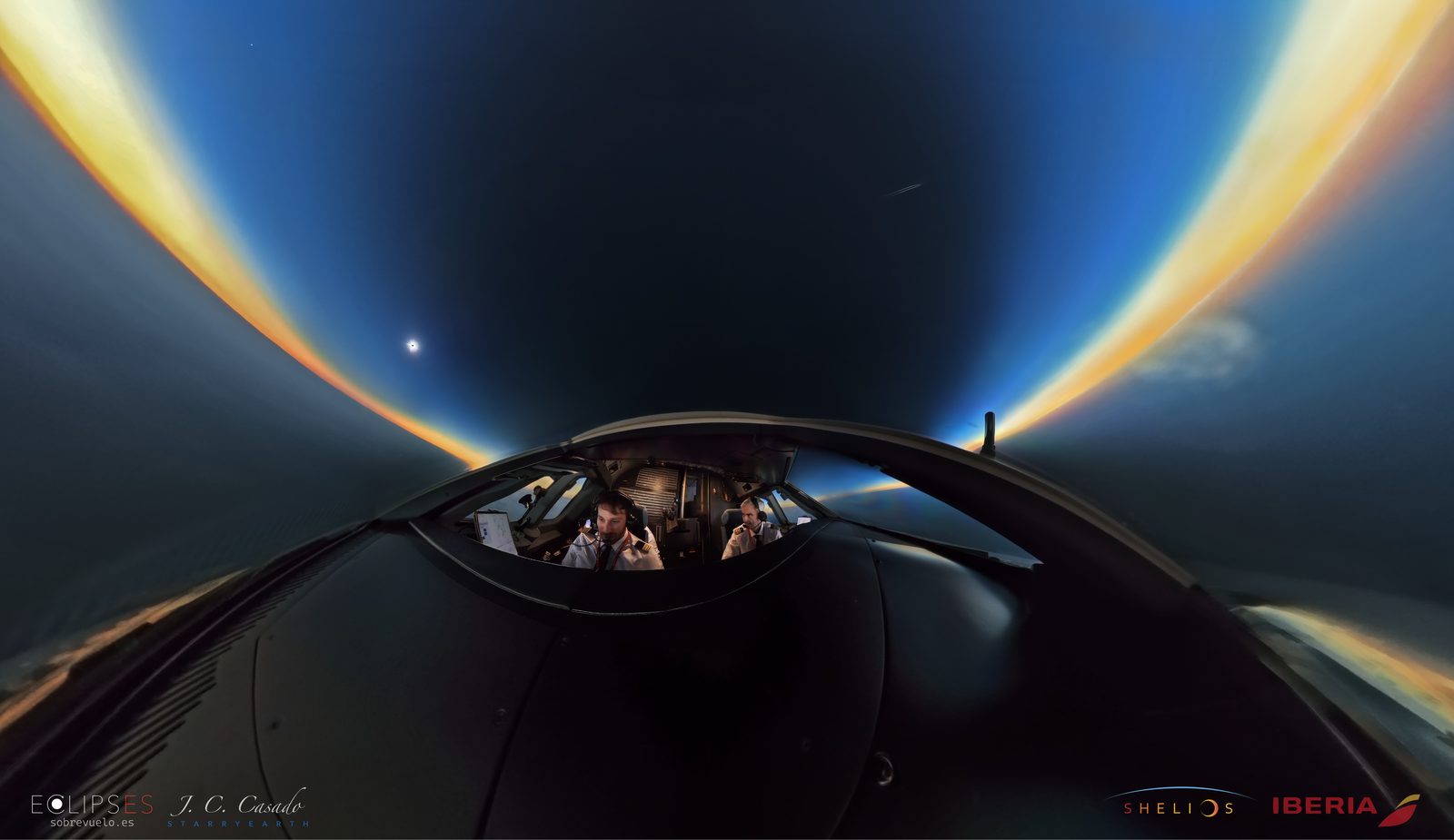 Vista circular desde la cabina: el cielo oscuro de la totalidad rodeado por el anillo de luz del horizonte