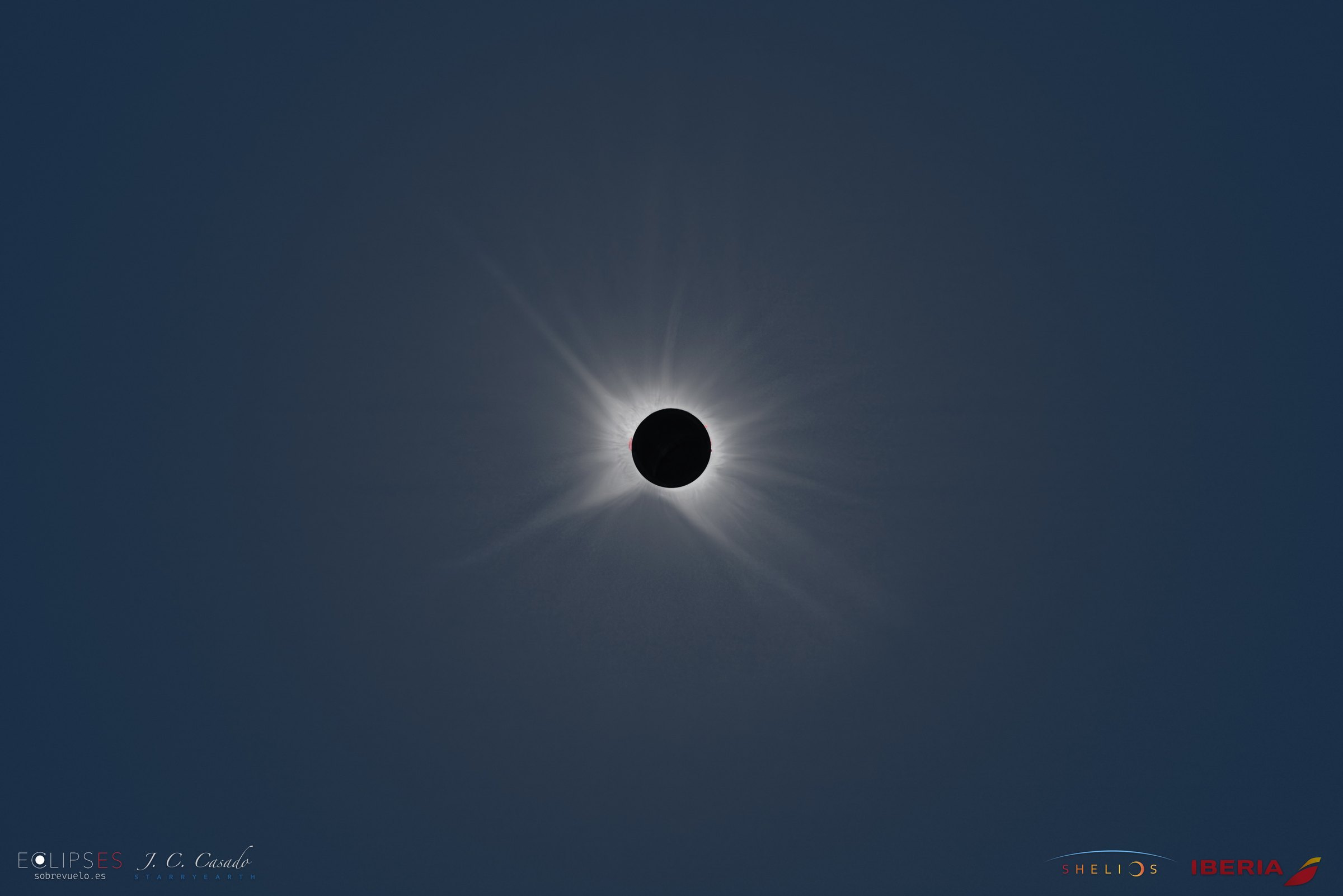 La corona solar completa alrededor del disco negro de la Luna