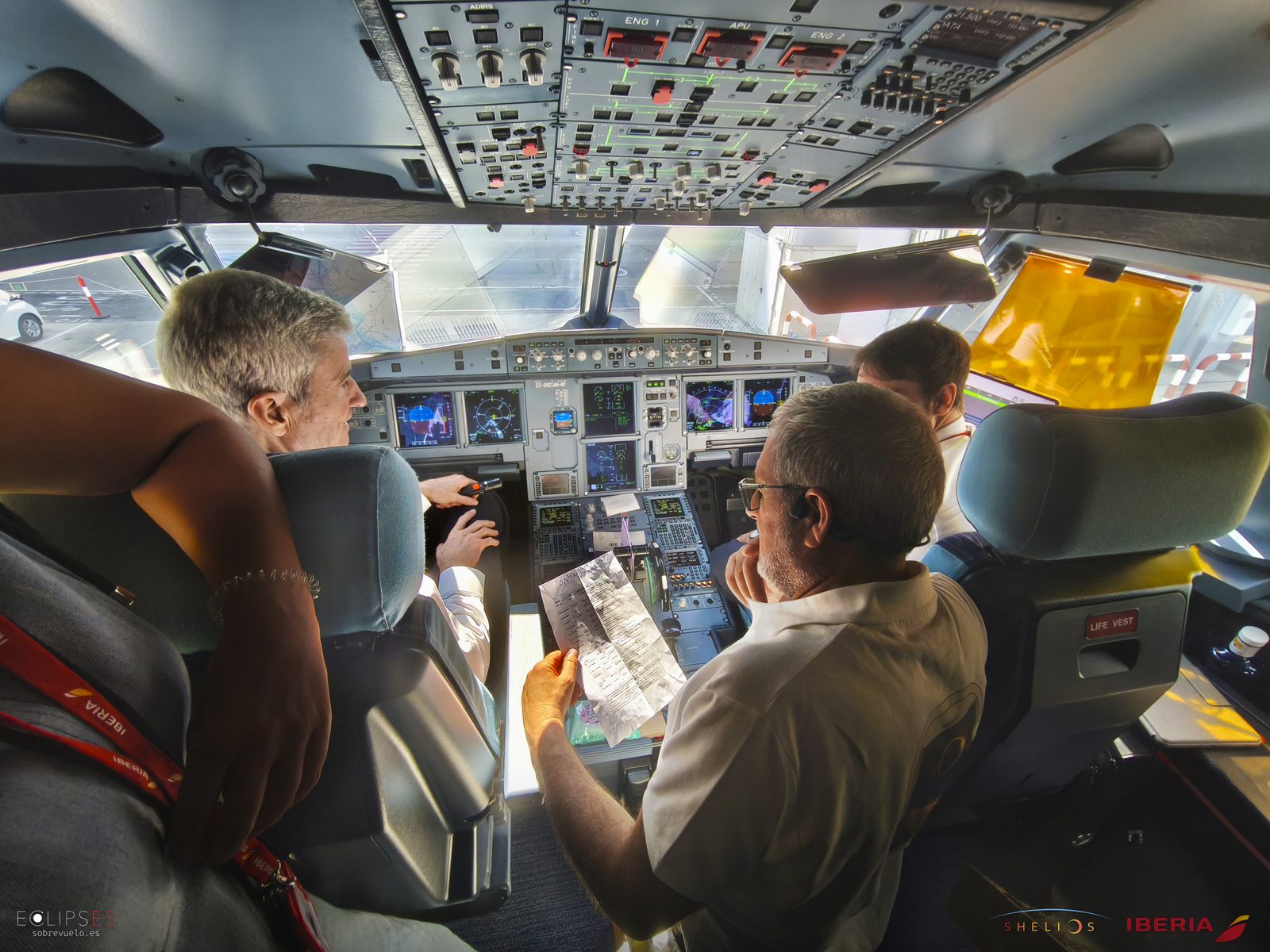 El equipo repasa el plan de vuelo con los pilotos en la cabina del A321XLR